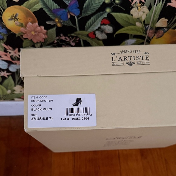 L'ARTISTE Elegant Black and Gold Ankle Booties - Picture 6 of 6